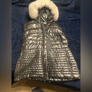 APRÈS-SKI VEST WITH FOX HOOD